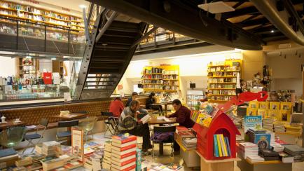 Las librerías sacarán mañana a los escaparates la obra del nuevo Nobel de Literatura