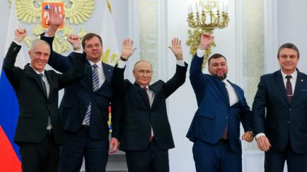 Vladimir Putin, el pasado 30 de septiembre en Moscú, festejando la anexión ilegal con los líderes prorrusos de las cuatro regiones ucranianas. 