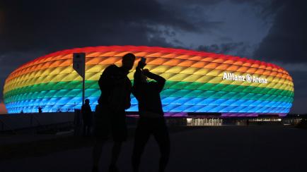 la fachada del Allianz Arena iluminada con los colores de la bandera arcoiris, en verano de 2020
