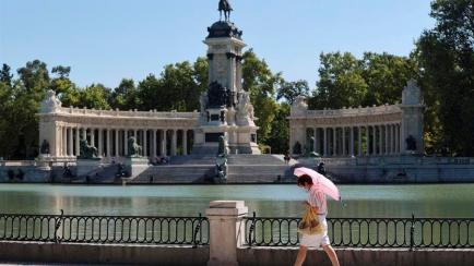 Una mujer pasea por el parque del Retiro, en Madrid.
