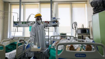 Hombre en un hospital contagiado por coronavirus.