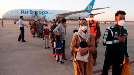 Refugiados afganos a su llegada a Torrejón de Ardoz en agosto de 2021.