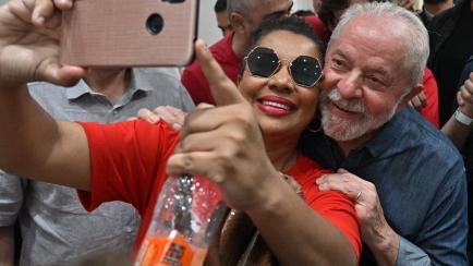 Lula da Silva se hace un selfi con una seguidora en el acto de Campinas, en Sao Paulo