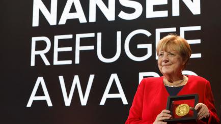 Angela Merkel, anoche en Ginebra, recogiendo el premio de ACNUR. 