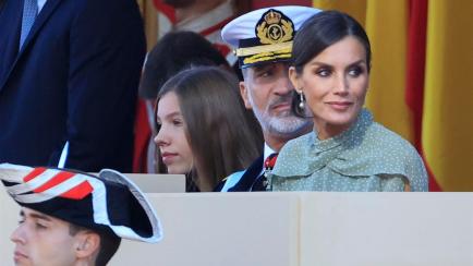 Doña Letizia, junto al Rey y su hija en el desfile del 12-O