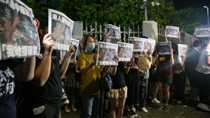 Activistas y defensores del diario, con el último ejemplar en sus manos. 