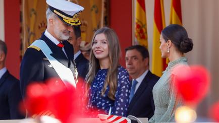 La infanta Sofía, con Felipe y Letizia en el palco real.