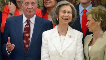 El rey Juan Carlos I y la reina Sofía en un acto con ministros del Gobierno de José Luis Rodríguez Zapatero, en 2004.