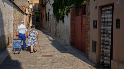Una pareja de personas mayores, caminando en el municipio madrileño de Torrelaguna.