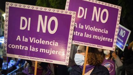 Foto de archivo de un cartel 'di no a la violencia contra las mujeres'.