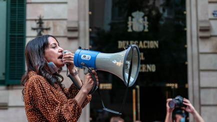Inés Arrimadas, con un megáfono.