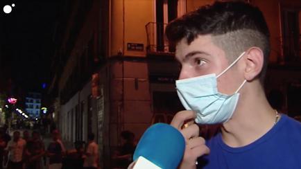 Un joven se sujeta la mascarilla en una entrevista.