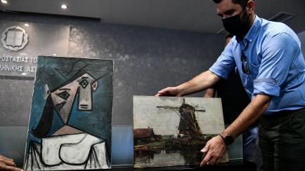 El cuadro 'Cabeza de mujer' del pintor malagueño Pablo Picasso junto a otra del artista holandés Piet Mondrian.