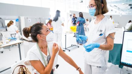 Una enfermera vacuna a una mujer en el hospital Zendal de Madrid