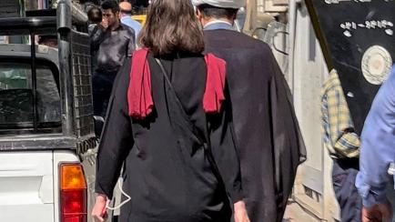 Una mujer camina por las calles de Teherán sin el velo puesto 