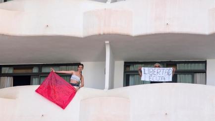 Jovenes confinados en el hotel piden libertad para volver a sus casas