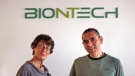 Los doctores Uğur Şahin y Özlem Türeci, cofundadores de BioNTech, en una imagen de archivo.
