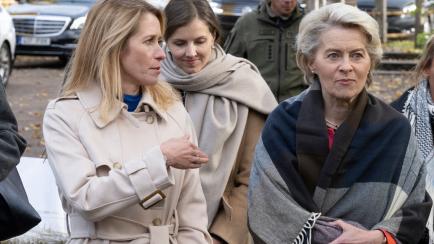 Von der Leyen, junto a la primera ministra de Estonia en una visita al país