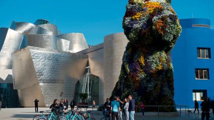 Museo Guggenheim con Puppy de Jeff Koons delante.