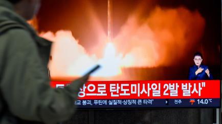 Un ciudadano de Seúl, mirando las noticias de los lanzamientos del pasado día 10.