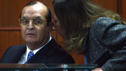 Vladimiro Montesinos escucha a su abogada, Estela Valdivia, durante un juicio el 30 de junio de 2008 en Lima (Perú). 