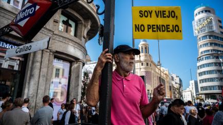 Un hombre se manifiesta por la subida de las pensiones, en Madrid, el 15 de octubre de 2022.  