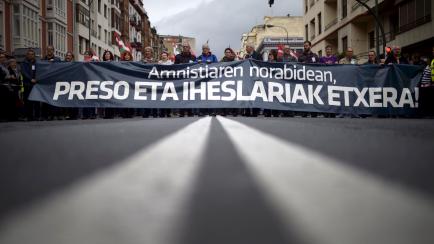 Protesta en Bilbao reclamando el acercamiento de presos etarras, en 2016. 