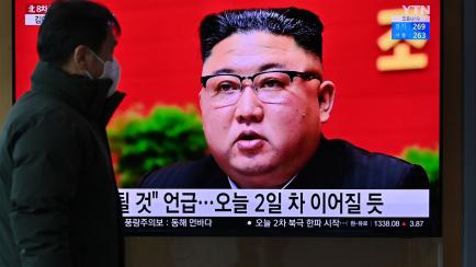 Un hombre pasa por delante de una pantalla que muestra al líder norcoreano, Kim Jong-un, en el Congreso del Partido de los Trabajadores. En Seúl (Corea del Sur), el 6 de enero de 2021. 