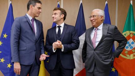 Pedro Sánchez, Emmanuel Macron y Antonio Costa, en Bruselas. 