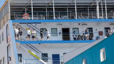 1 de julio. Llegada al puerto de Valencia del ferry donde han viajado 165 de los jóvenes relacionados con el macrobrote que han sido trasladados desde Mallorca.