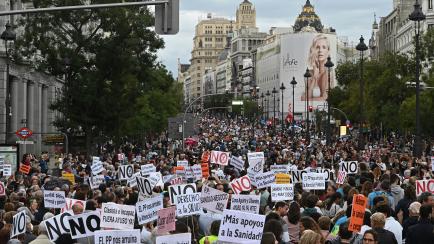 Un momento de la manifestación celebrada hoy sábado en Madrid en defensa de la Sanidad Pública y para revertir el desmantelamiento de servicios y el modelo sanitario que está llevando a cabo el gobierno de la Comunidad de Madrid.