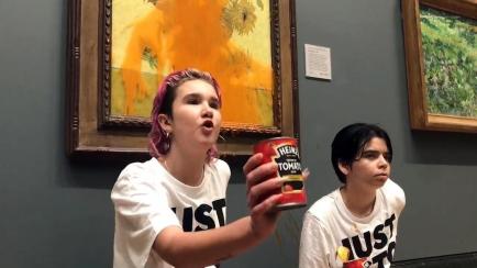 Las activistas climáticas de Just Stop Oil tras lanzar la sopa de tomate sobre 'Los Girasoles'.