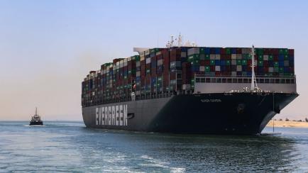 El buque 'Ever Given' en el Canal de Suez.