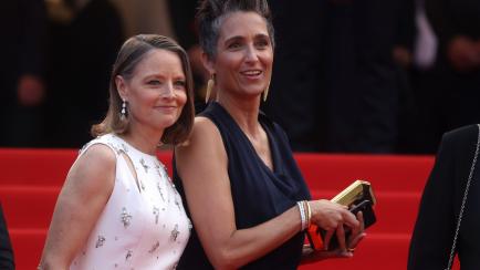 Jodie Foster y Alexandra Hedison en la alfombra roja del Festival de Cannes el 6 de julio de 2021.