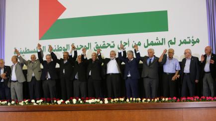 Abdelmadjid Tebboune, el presidente de Argelia, encabeza la foto de familia con los partidos y facciones palestinas tras el acuerdo firmado el 13 de octubre en Argel. 