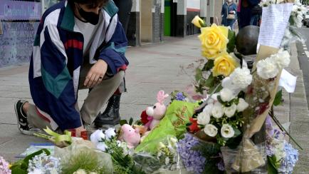 La ofrenda floral a Samuel Luiz, en el punto en el que perdió la vida en la Avenida de Buenos Aires, en A Coruña (Galicia)