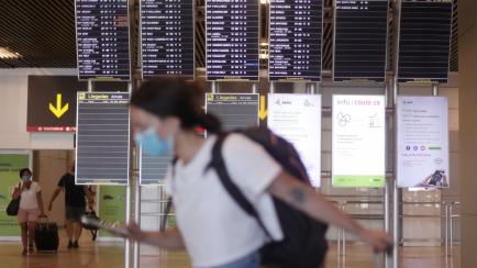Una mujer camina con su equipaje en el aeropuerto de Madrid - Barajas Adolfo Suárez este jueves, 8 de julio. 