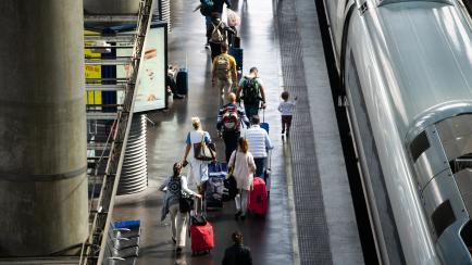 Un grupo de pasajeros accede a un AVE en la Estación de Atocha de Madrid, en una imagen de 2020. 
