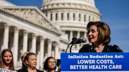 La presidenta de la Cámara de Representantes de los Estados Unidos, Nancy Pelosi, el 21 de septiembre ante el Capitolio, en un acto de campaña sobre inflación.