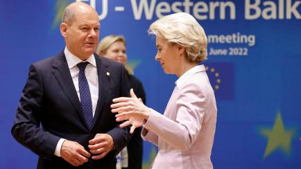 Olaf Scholz y Ursula von der Leyen, el pasado 23 de junio en Bruselas, durante un encuentro de la UE y los Balcanes. 