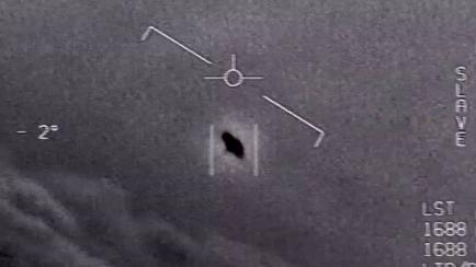 Imagen de un video de 2015 en el que se ve un objeto sin identificar que se eleva entre las nubes
