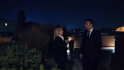 Giorgia Meloni y Emmanuel Macron en la reunión informal en un hotel de Roma
