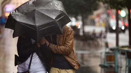 Un par de personas se protegen de la lluvia en Madrid durante el último fin de semana.