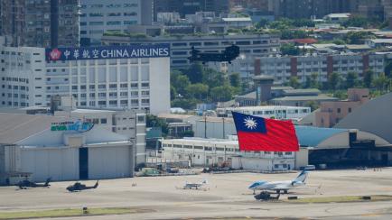Helicópteros militares de Taiwán portan una bandera del país en el Día de la Celebración, el 7 de octubre de 2021. 