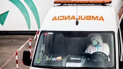 Una ambulancia llega al Hospita Virgen de las Nieves de Granada