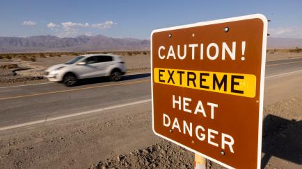 Un coche pasa ante un cartel que avisa de calor extremo en el Parque Nacional de Death Valley, en California, el pasado agosto. 