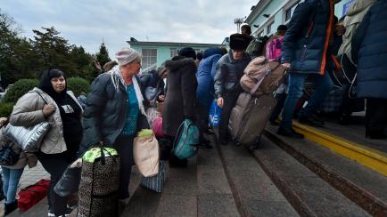 Residentes evacuados de Jersón en la estación de tren en Dzhankoi, Crimea