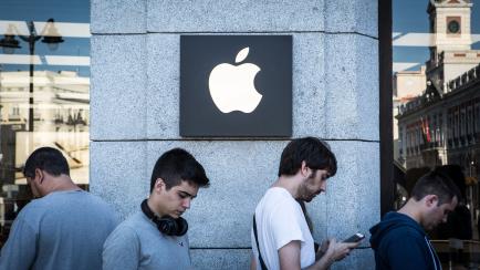 Cola en los accesos a la tienda de Apple en Madrid en el lanzamiento del Apple Watch.