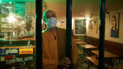 El propietario del bar 'La Tireuse' en Francia, tras la puerta