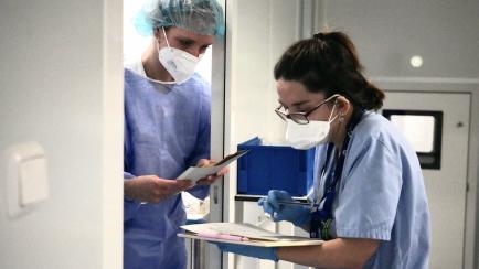 Dos sanitarias, en el Hospital Cruces de Bilbao.
